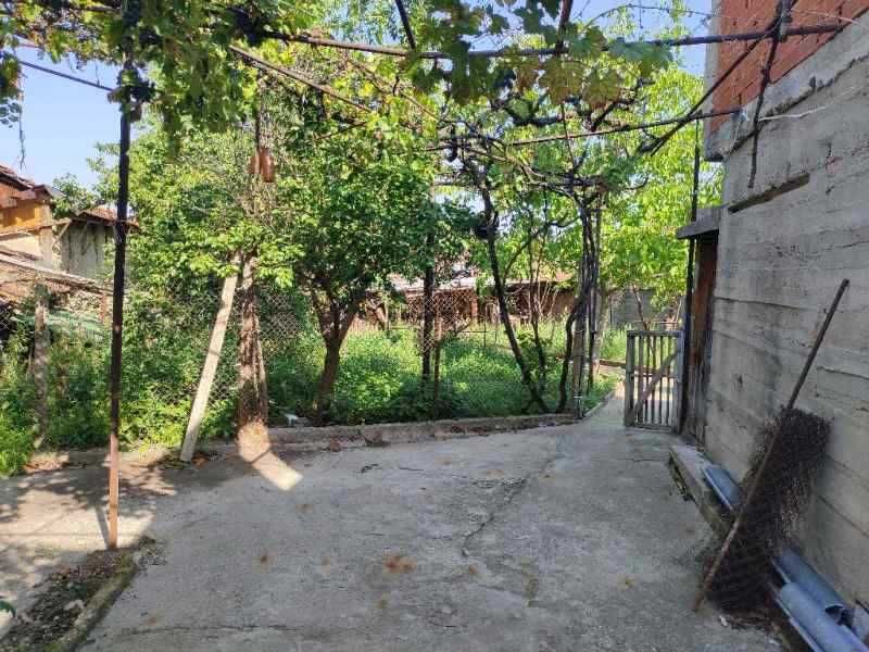 Едноетажна къща с двор 770 кв.м