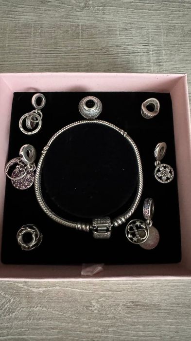 Продам браслет Pandora с шармами