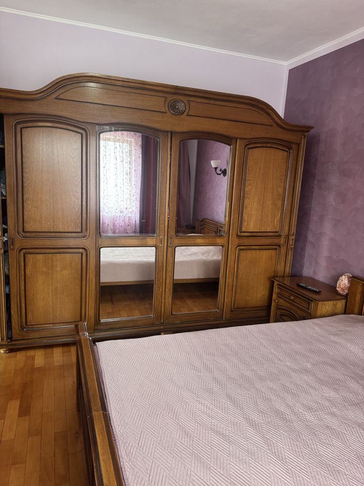 Vand mobila dormitor din lemn masiv