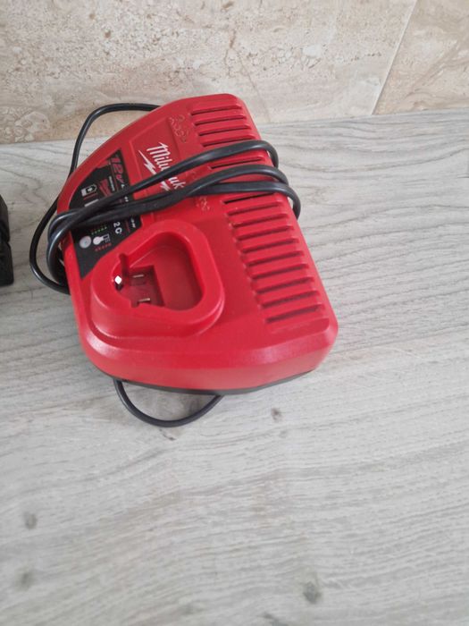 Nivela laser Milwaukee M12  3PL