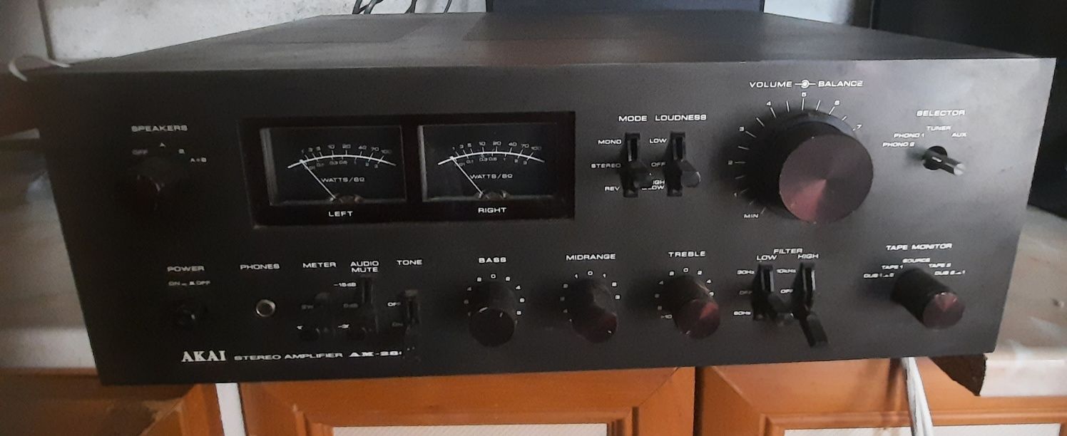 AKAI.     AM-2800.