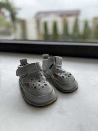 Papucei piele bebelusi marimea 21 in stare foarte buna.