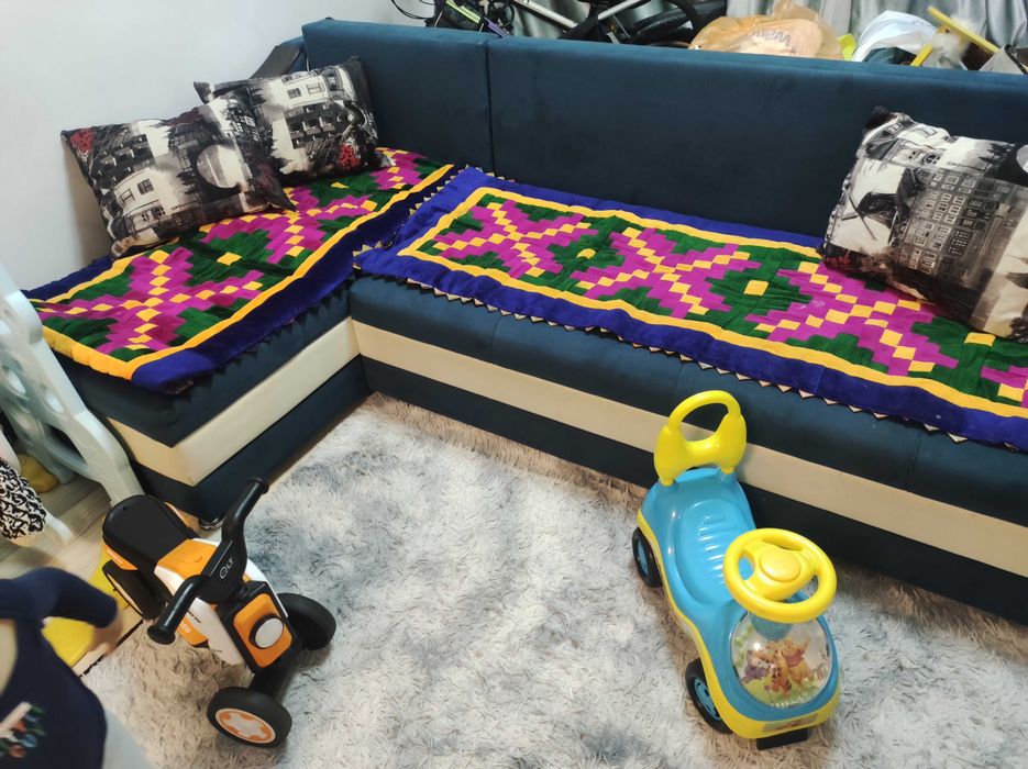 Угловой диван в хорошем состоянии