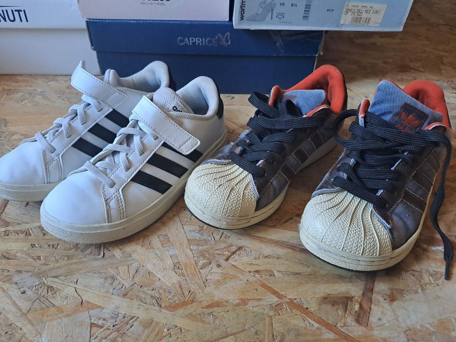 Papuci adidas. Cei albi marimea 32 si ceilalti 35