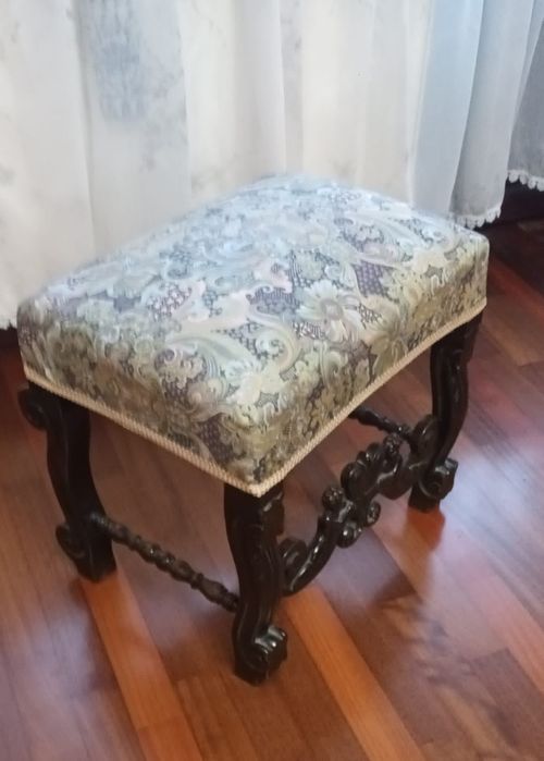 Scaun vechi din lemn