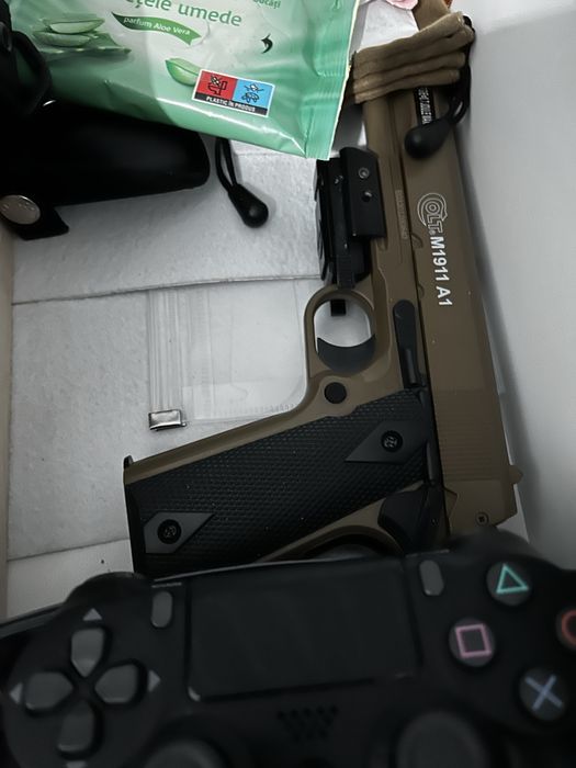 Airsoft metal cu laser pointer,puternic colt 1911 tan