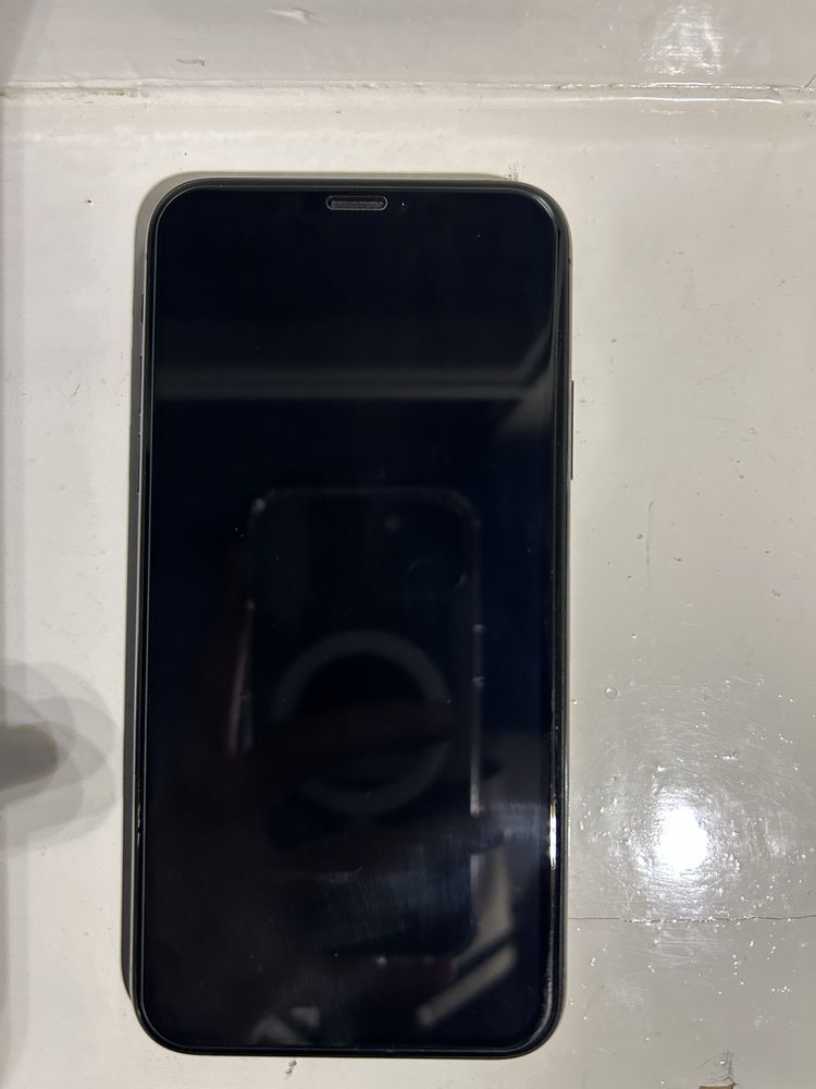IPhone XS ideal kirilgan joyi yoq