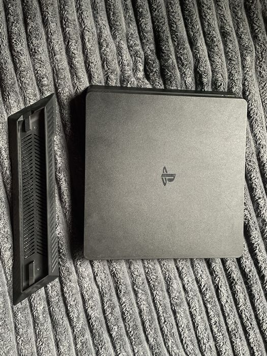 PS4 Slim 500GB + 2 controllere + 7 jocuri + suport