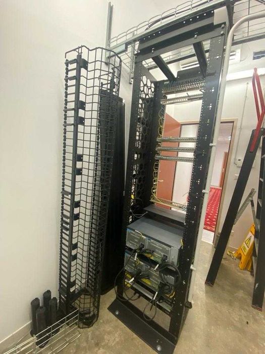 Server rack tip dulap Schneider Electric / APC NetShelter