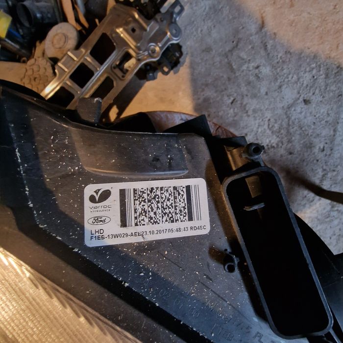 Ford Focus 2017 ляв и десен фар 14-18