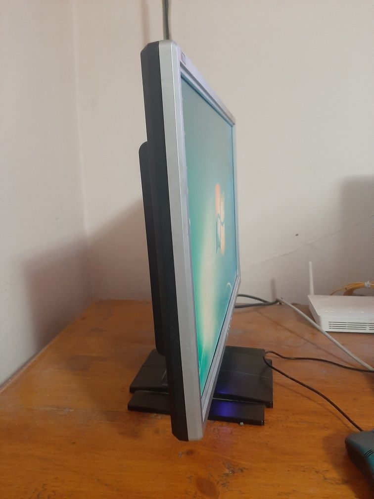 Vând monitor LCD
