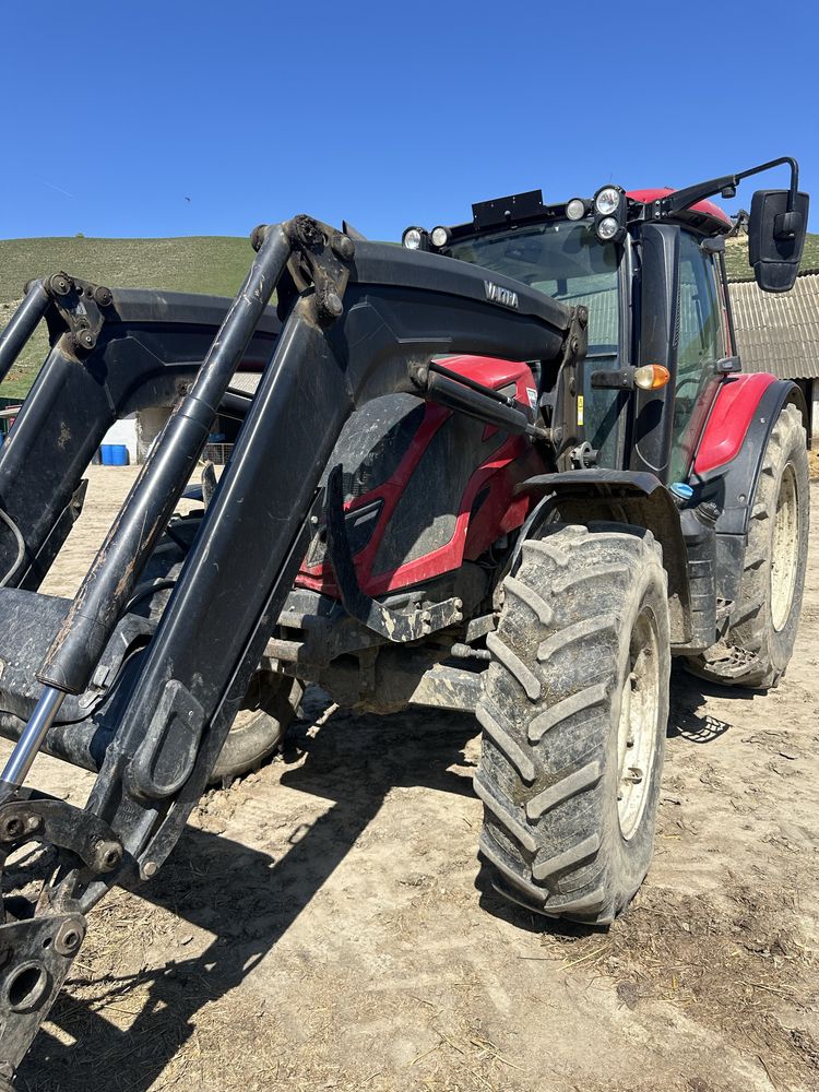 Tractor Agricol cu incarcator Valtra N124