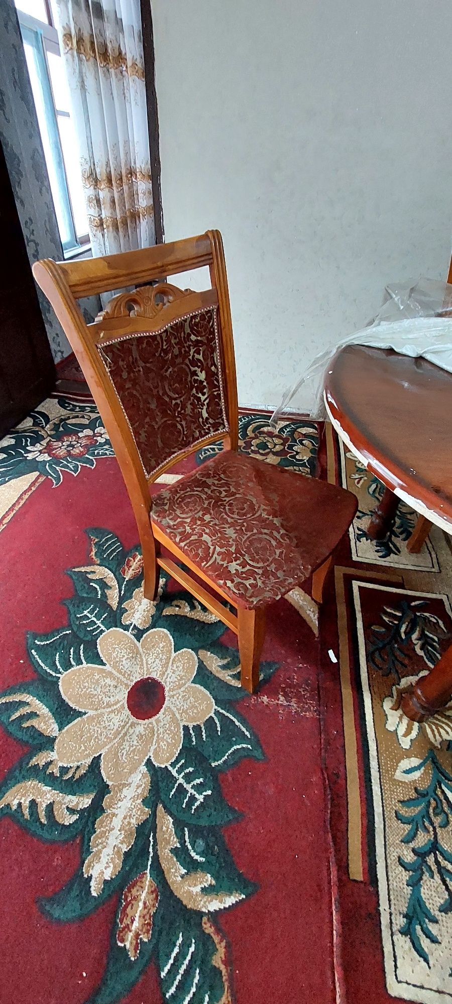 Stol oval hontaxta boladi 8 ta stuli bilan