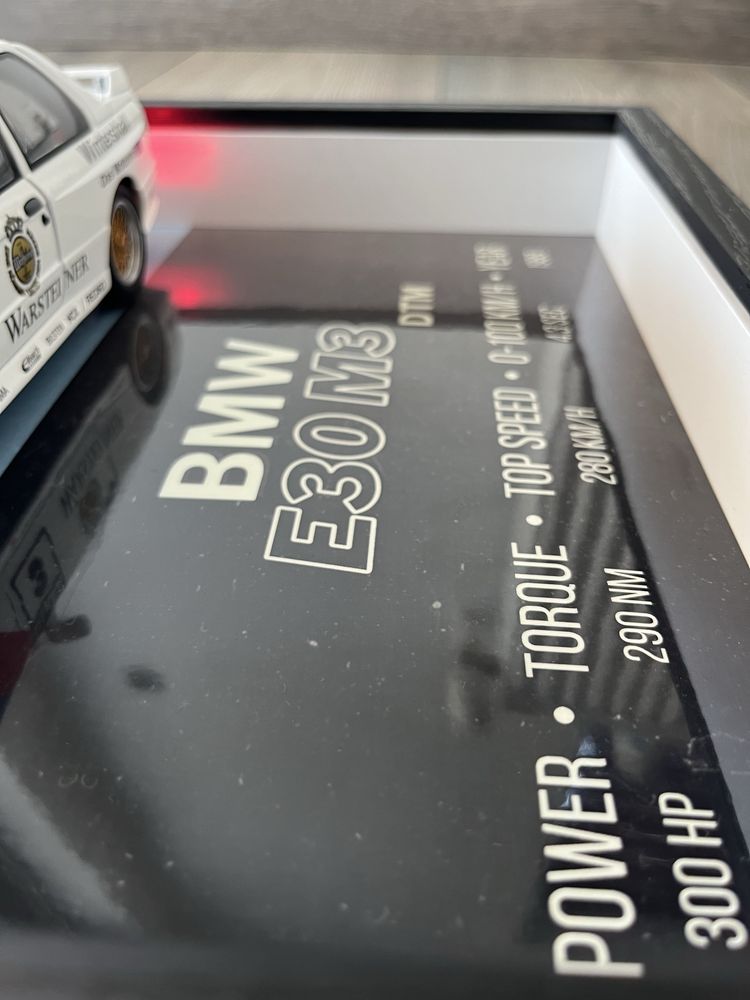 Shadowbox BMW E30 M3 DTM – Ramă cu machetă 1:24