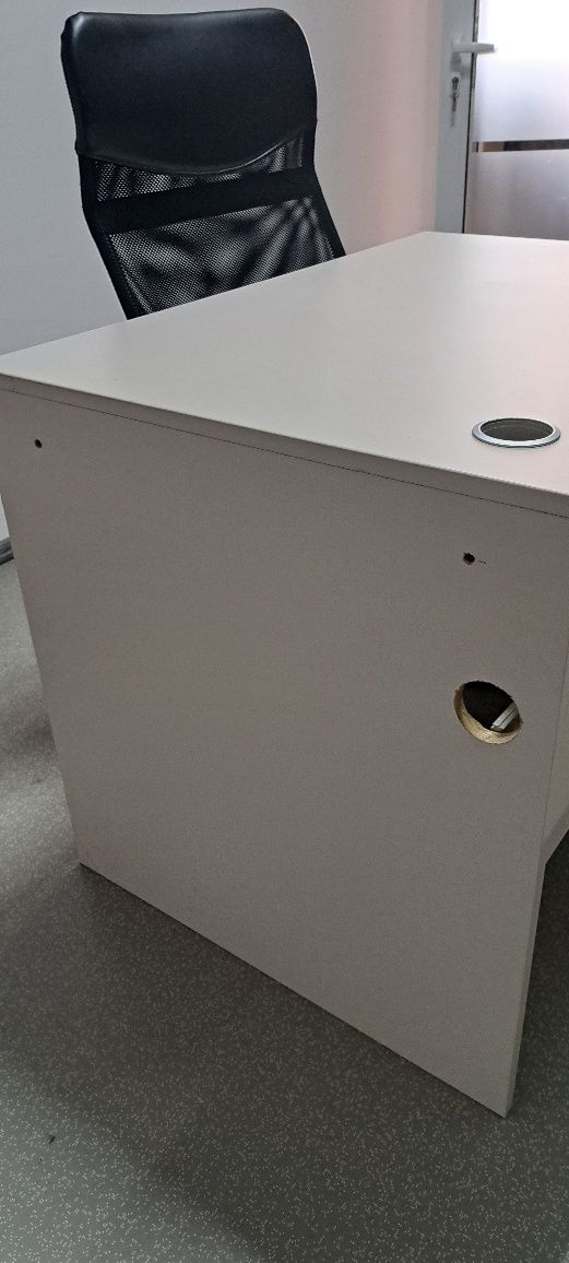 MobilierBirou,dulap și scaun plus diverse accesorii.