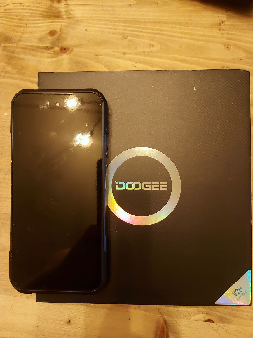 Защищенный телефон Doogee V20