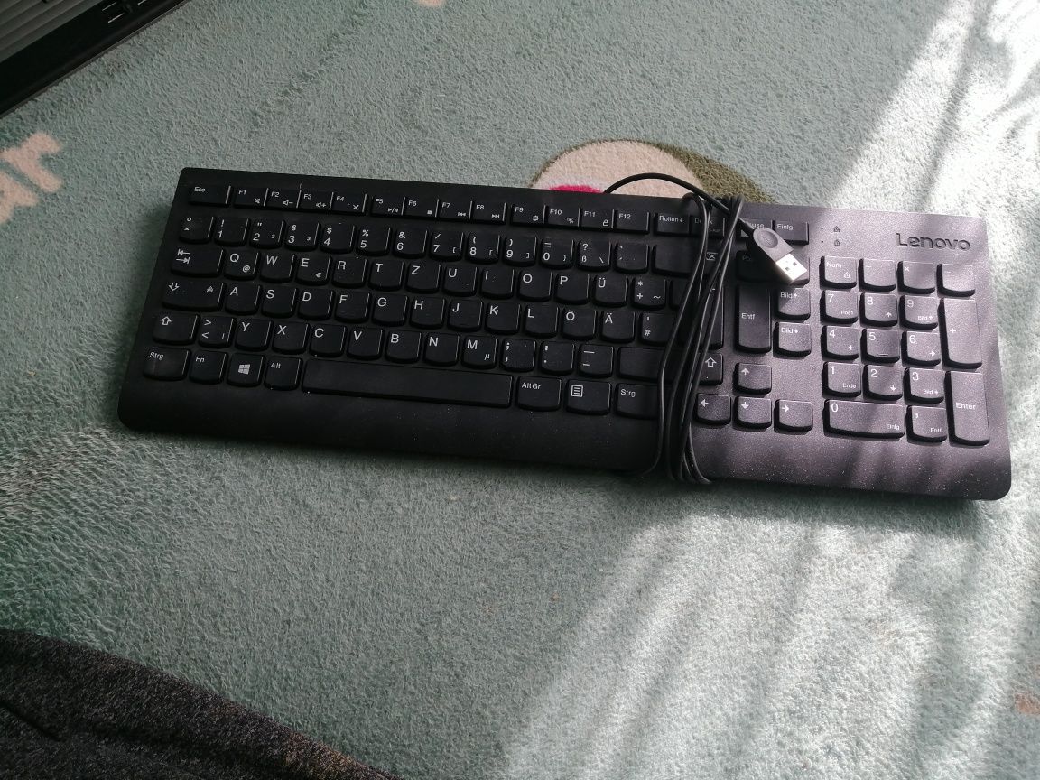 Vând unitate lenovo