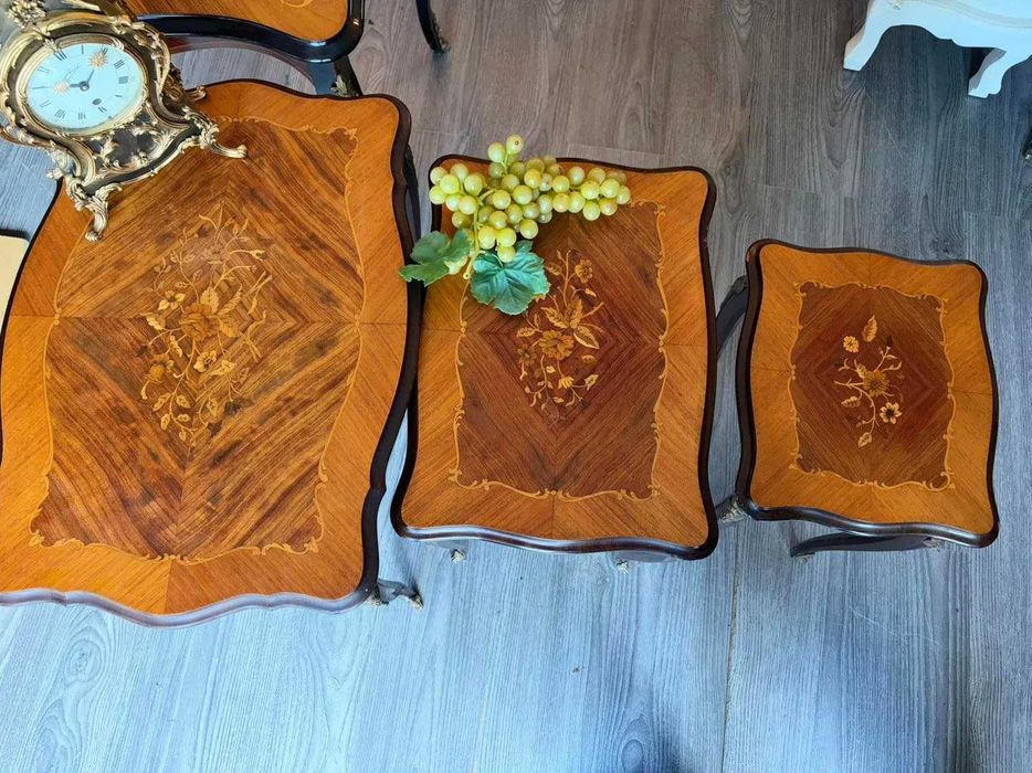 Set de 3 măsuțe din lemn cu intarsie și ornamente din bronz.