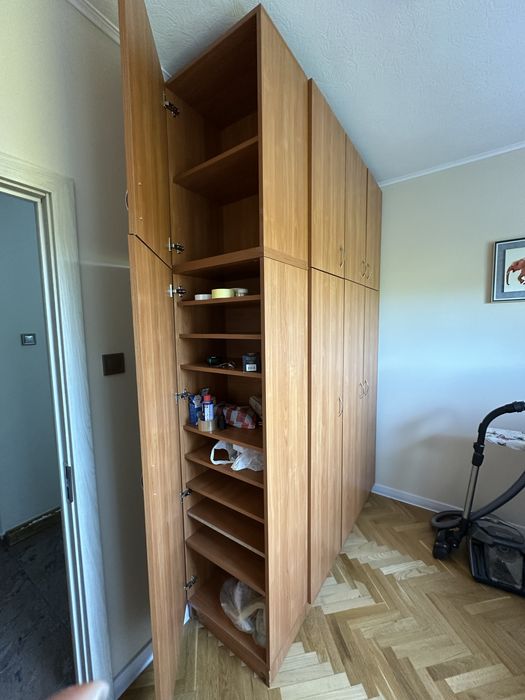 Висок четирикрилен гардероб