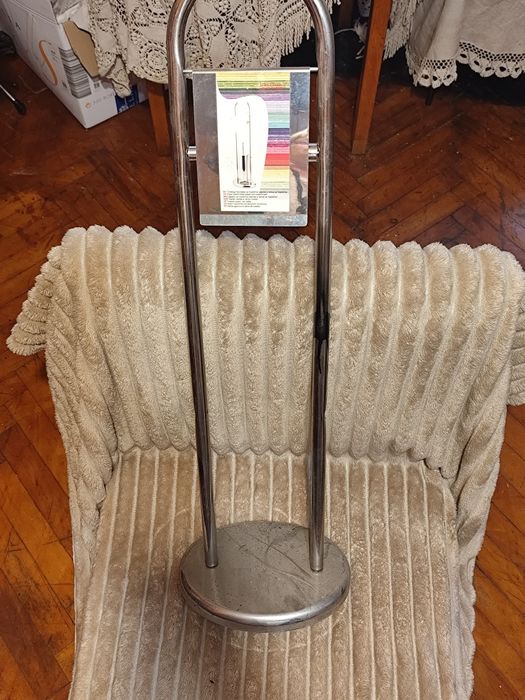 Сива тоалетна чиния капак и стойка