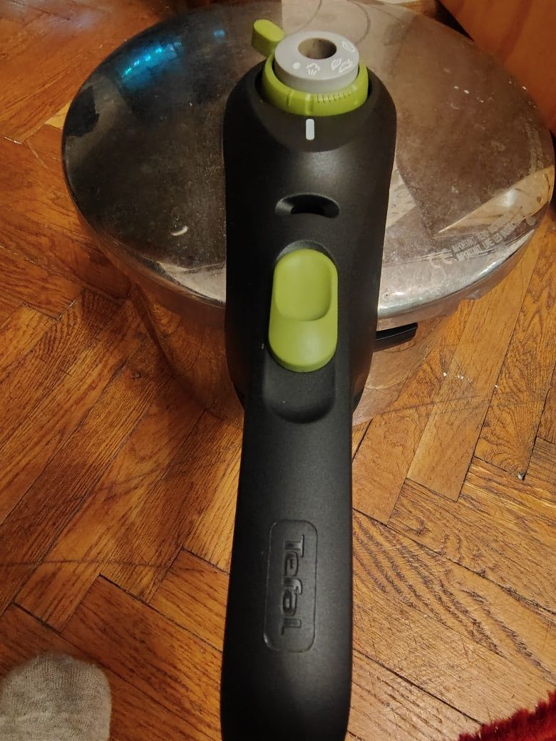 Vând oala sub presiune Tefal 6l , impecabila, .