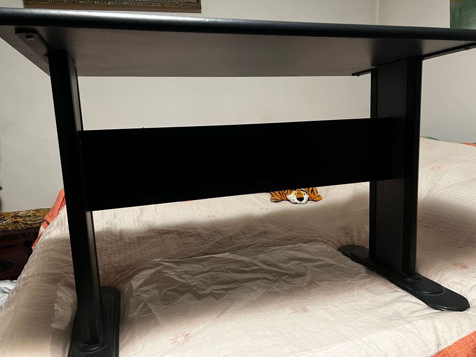 Birou din lemn cu suport din metal