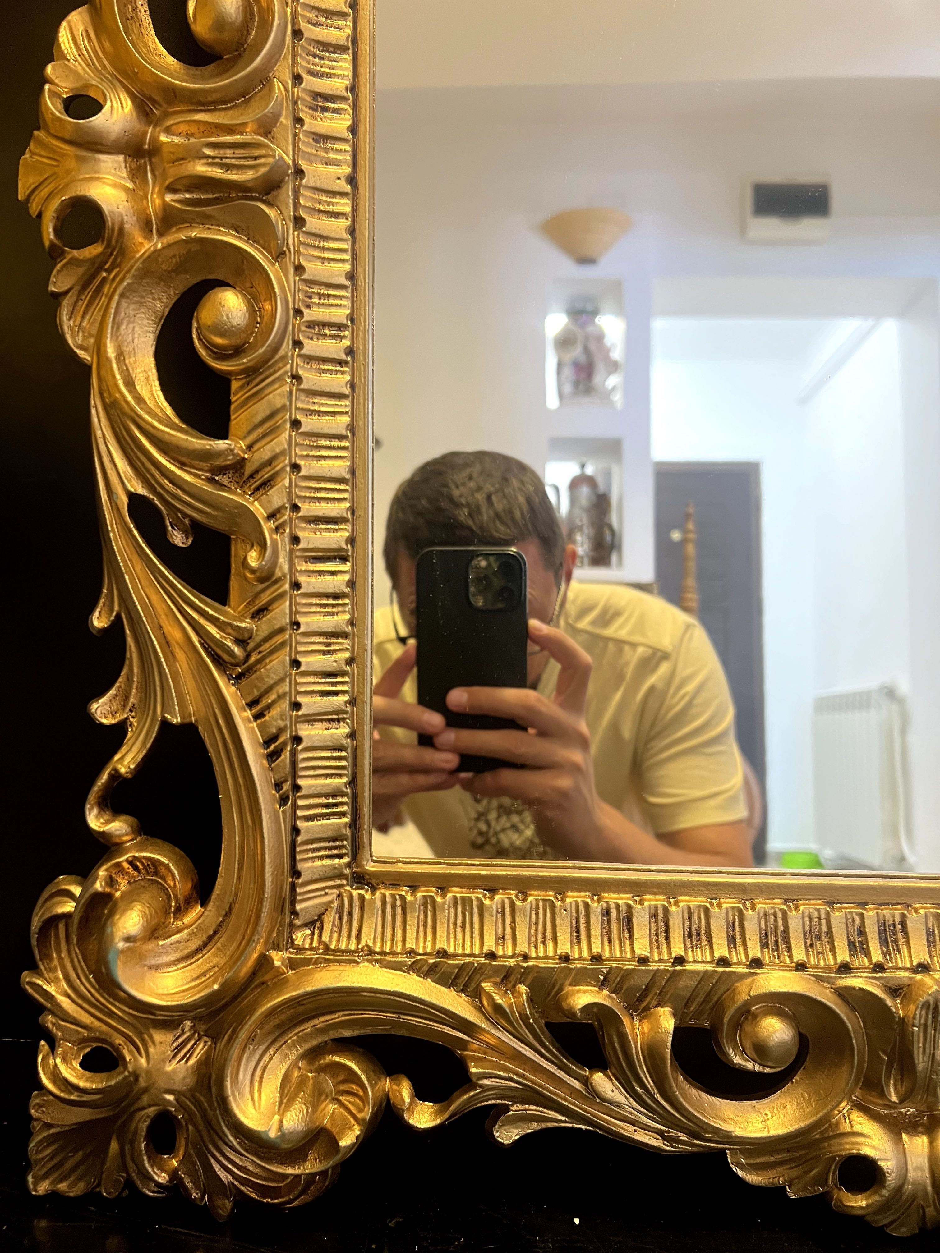 Oglinda decorata cu rama in stil Baroc
