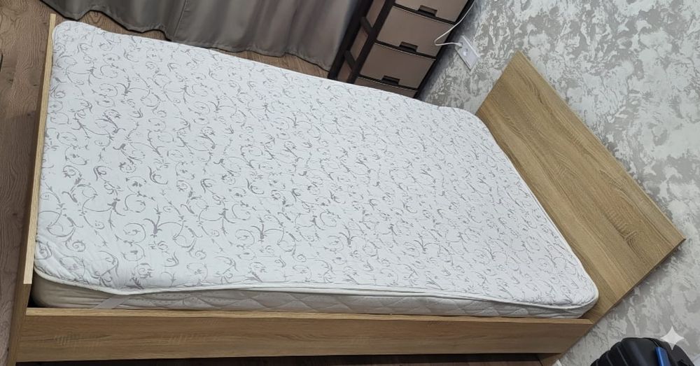 Продам полуторную кровать с матрасом в отличном состоянии