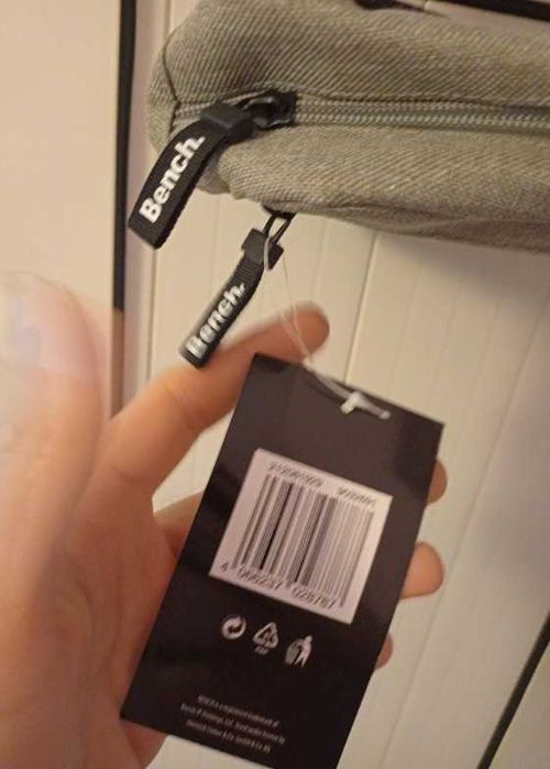 Чисто нова оригинална чантичка Bench