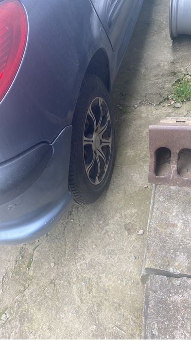 Vand jante echipate cu,cauciucuri de vara noi,pentru Peugeot 206  !