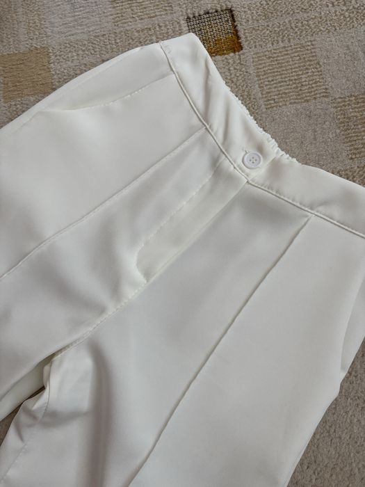 Дамски костюм в бяло с бродерия