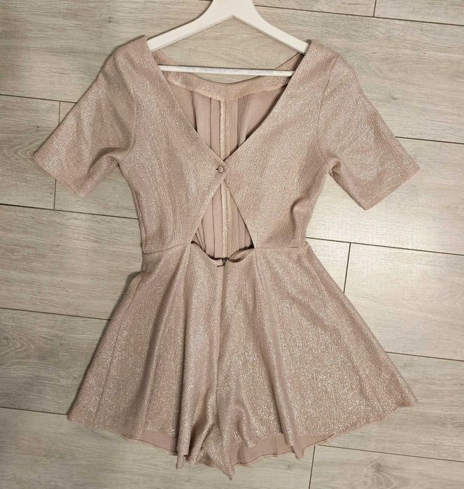 Salopetă aurie cu decolteu la spate