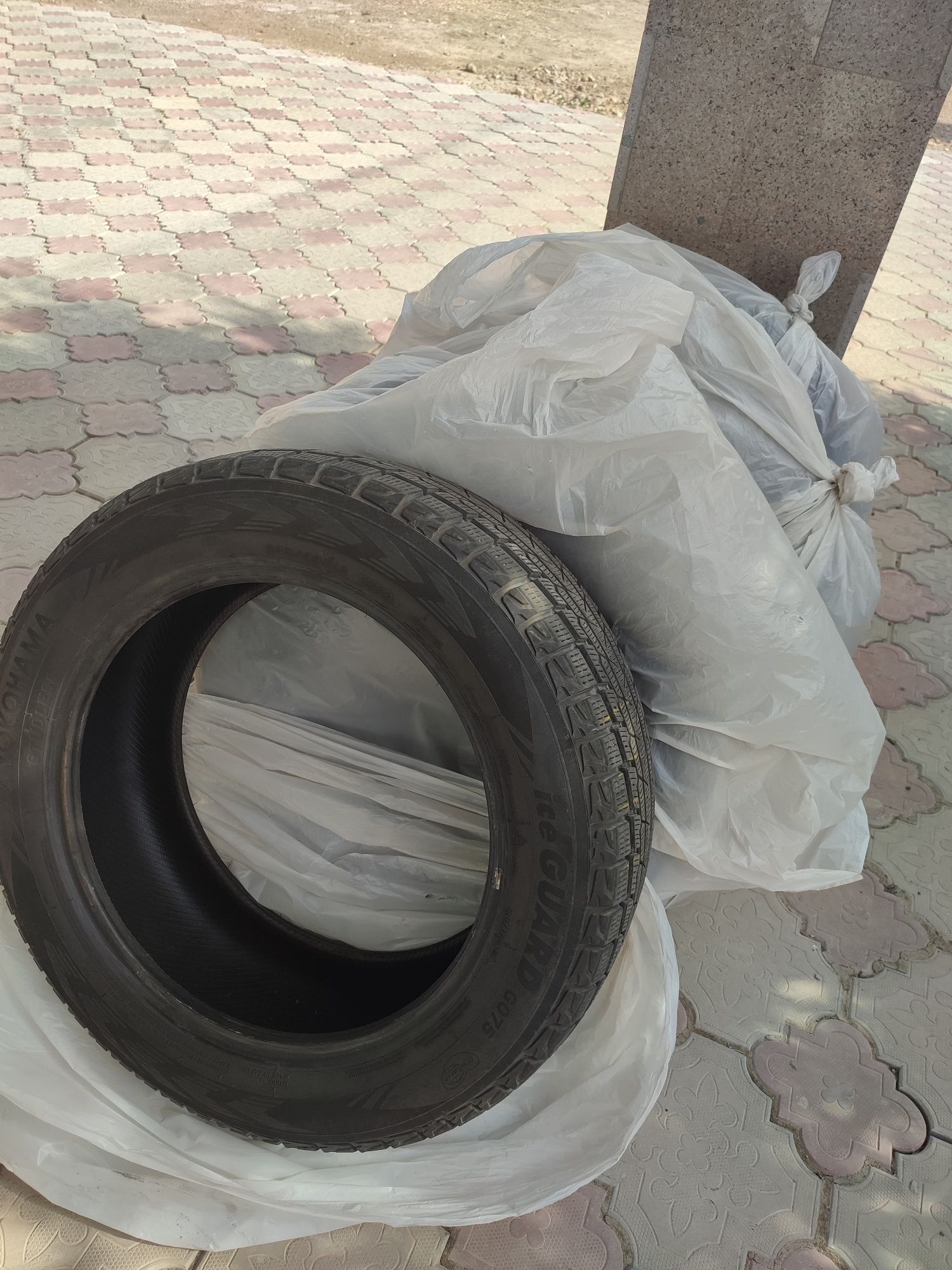 Продам зимнюю резину YOKOHAMA бу в отличном состоянии р-р 235/55/R18