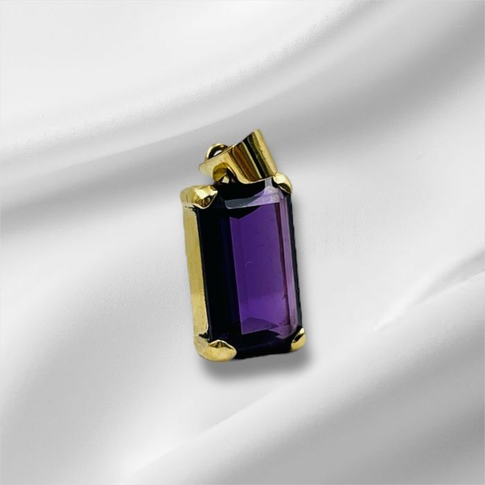 Златен медальон с аметист – 18K висулка