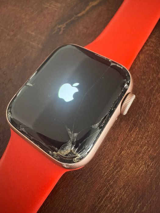 Apple Watch Series 5 40mm Gold – Funcțional, ecran spart
