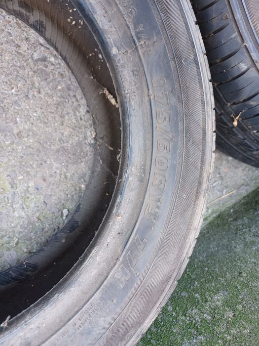 Vand 2 cauciucuri urgent