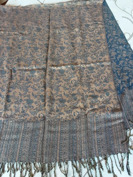 Дамски к-т, чанта и шалове