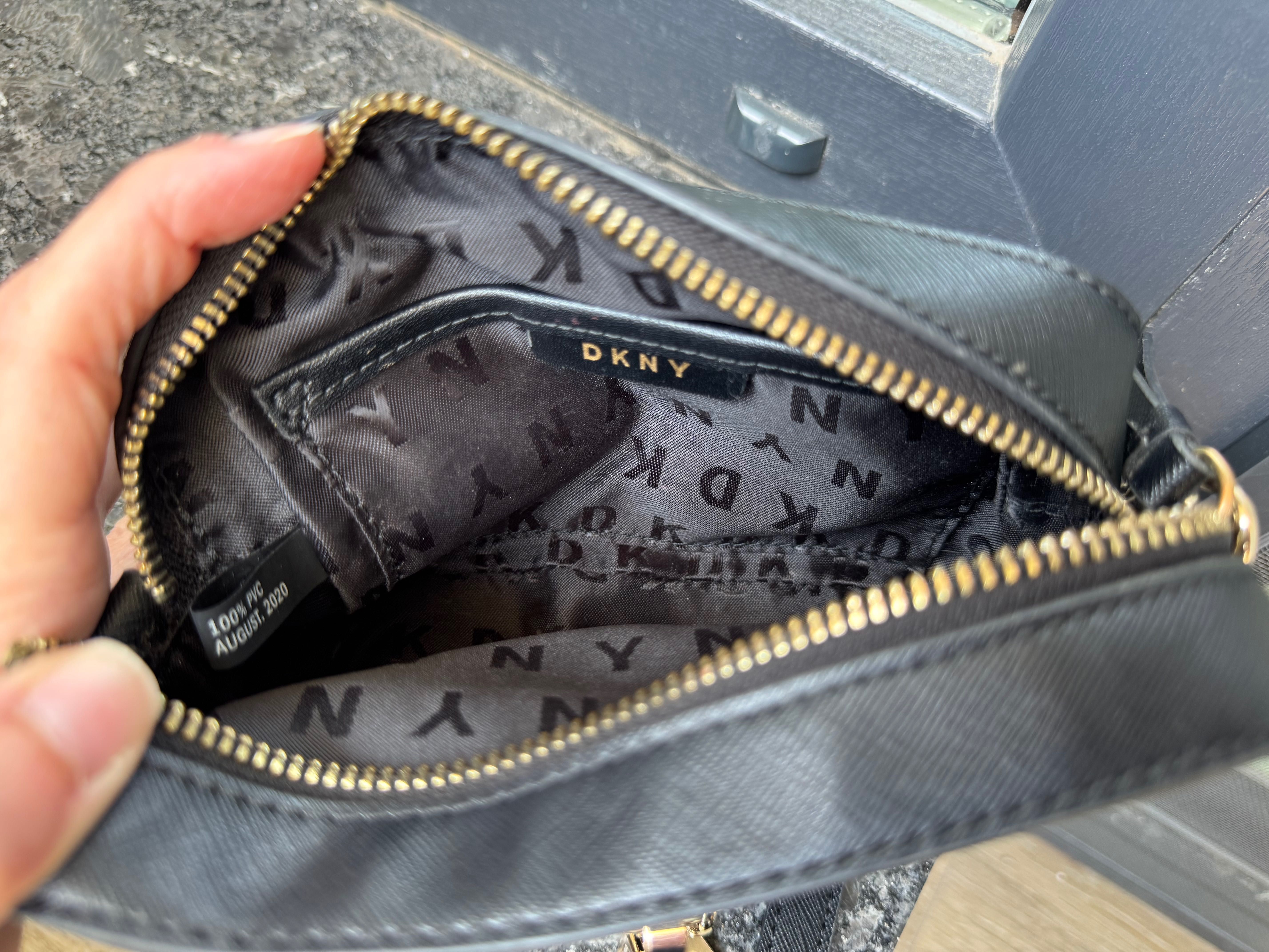 Оригинална малка чантичка DKNY