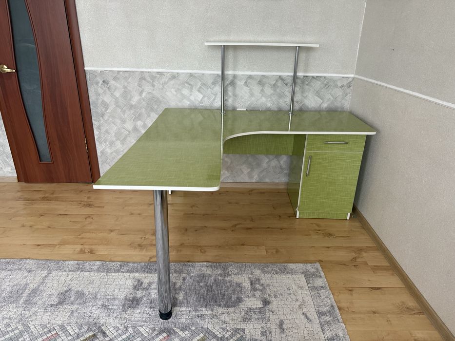 Продается угловой письменный стол