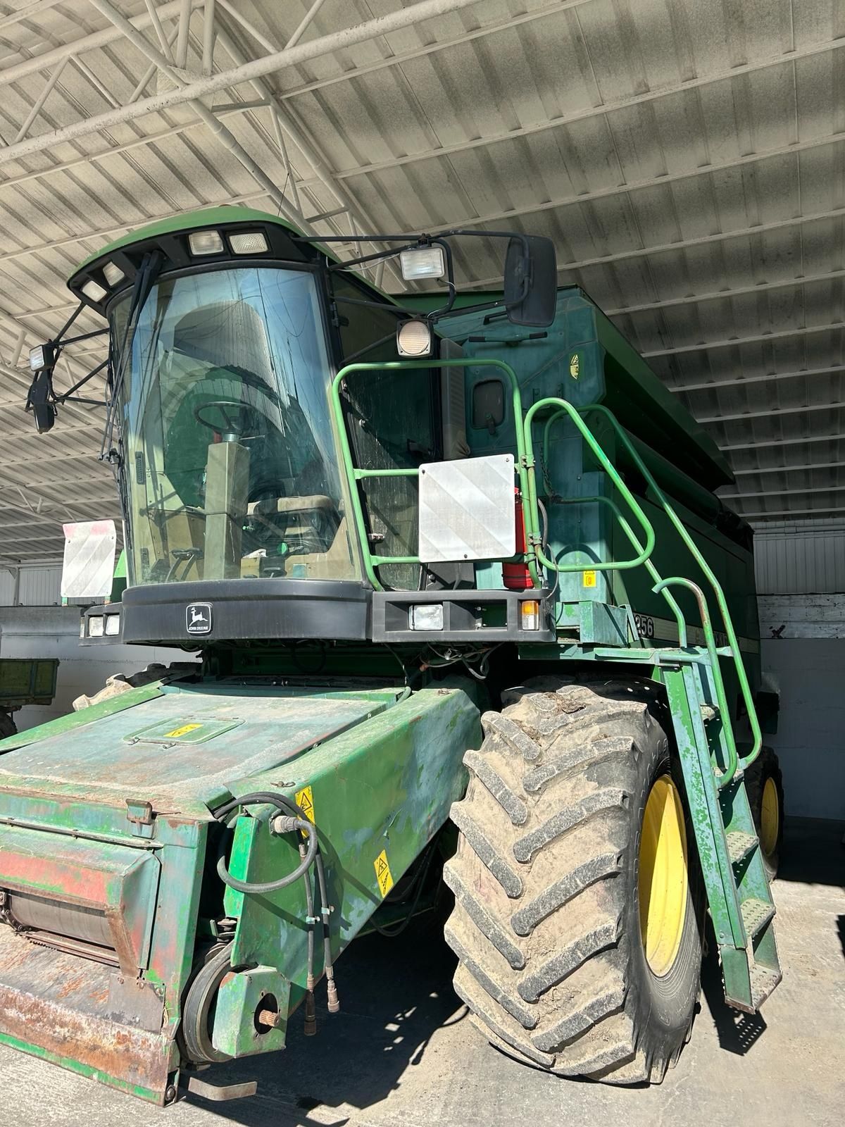 Vând Combina John Deere 2256