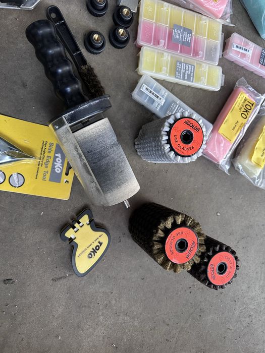 Инструменти и вакса за сервиз на ски