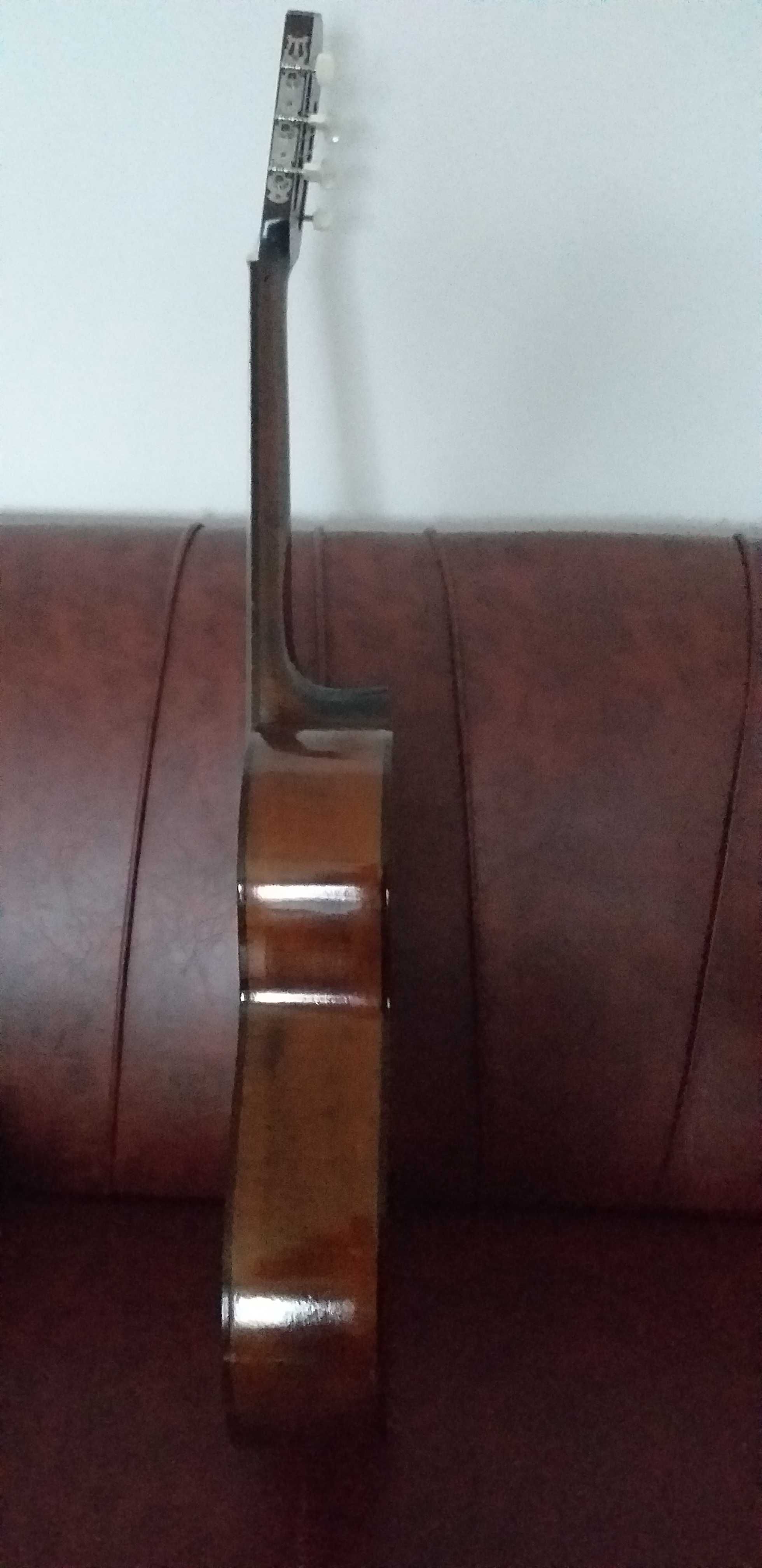 Chitară veche clasică foarte îngrijită perfect funcțională