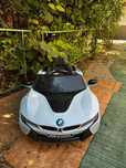 Mașinuța electrică BMW i8