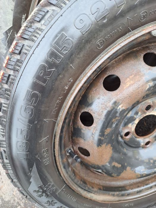 Vând 4 cauciucuri iarna cu jante Logan