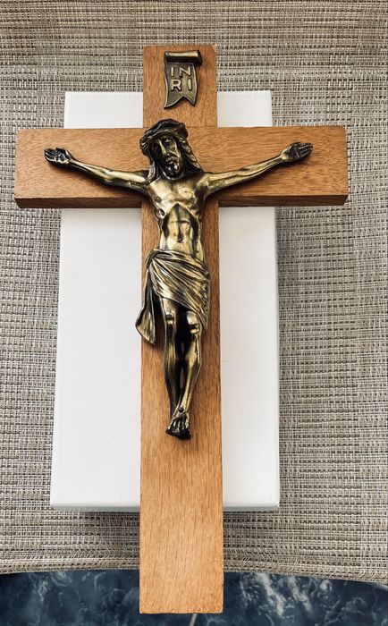 Дървен кръст с бронзова фигура Разпятие Христово