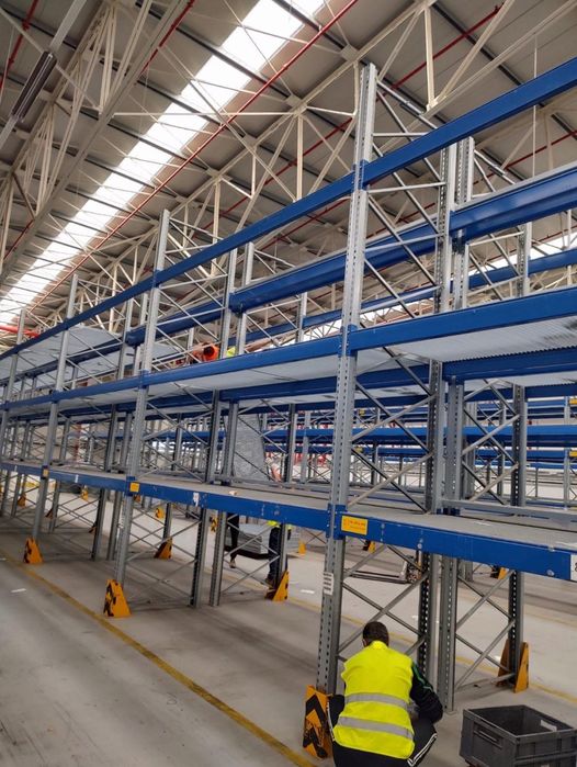 Rafturi metalice reglabile pentru depozitare