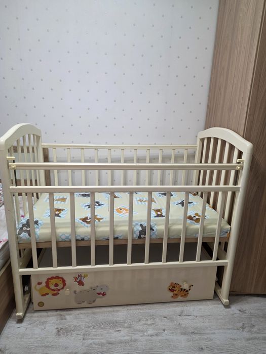 Детская кроватка-маятник