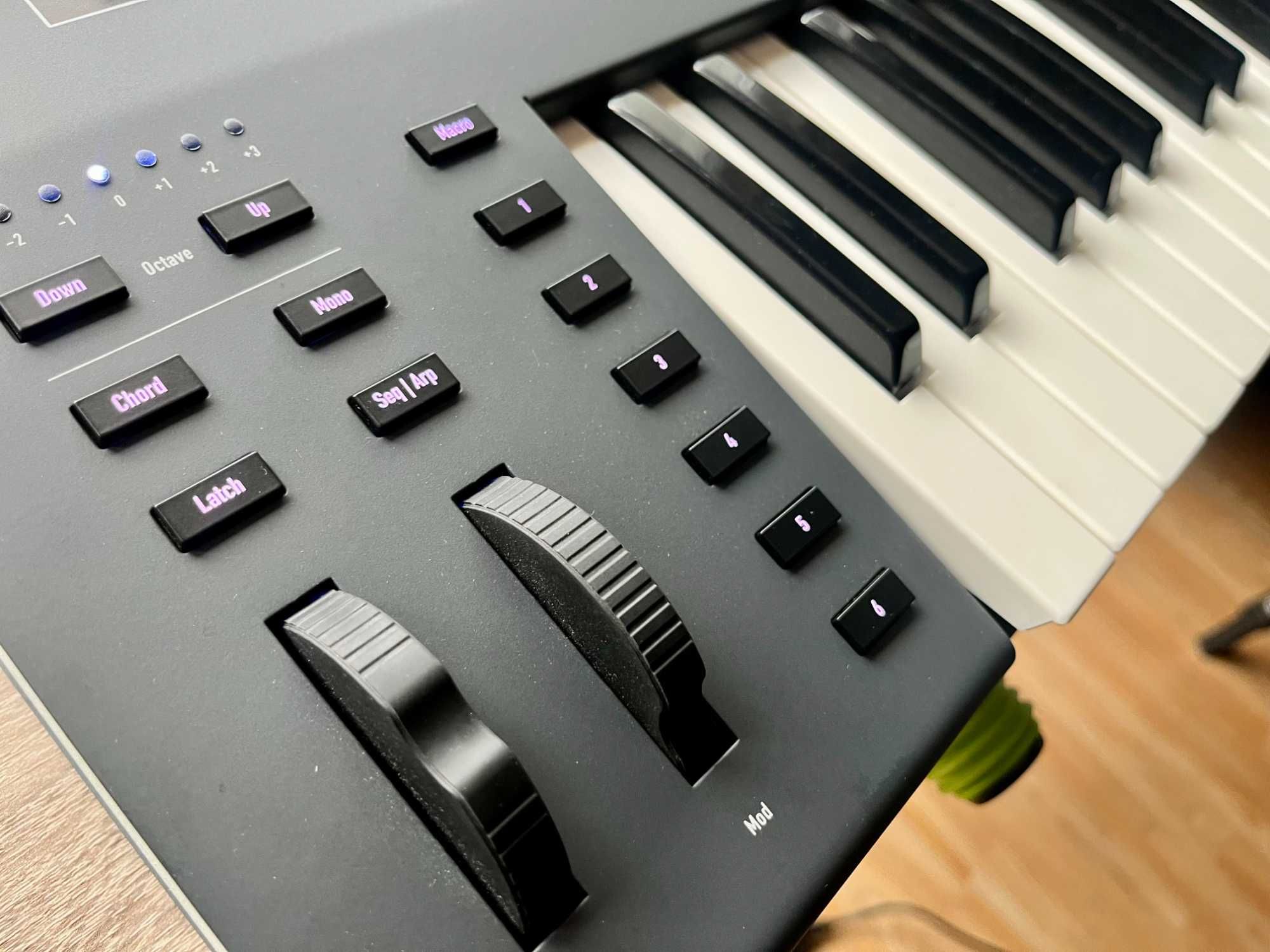 Продавам 4,000лв WALDORF Iridium 49 keys