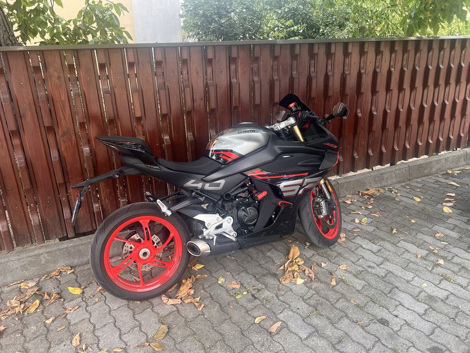 CFMOTO 450 SR-S 2024 – impecabilă, cu garanție și mici upgrade-uri