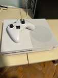 XBox One 500гб, 1 джойстик и игри